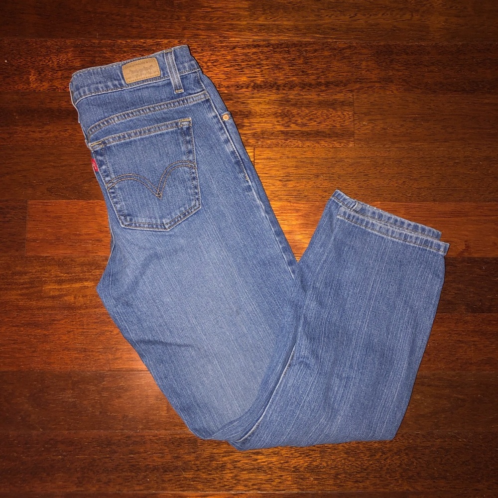 Cropped Distressed Levi’s - Picture 4 of 7